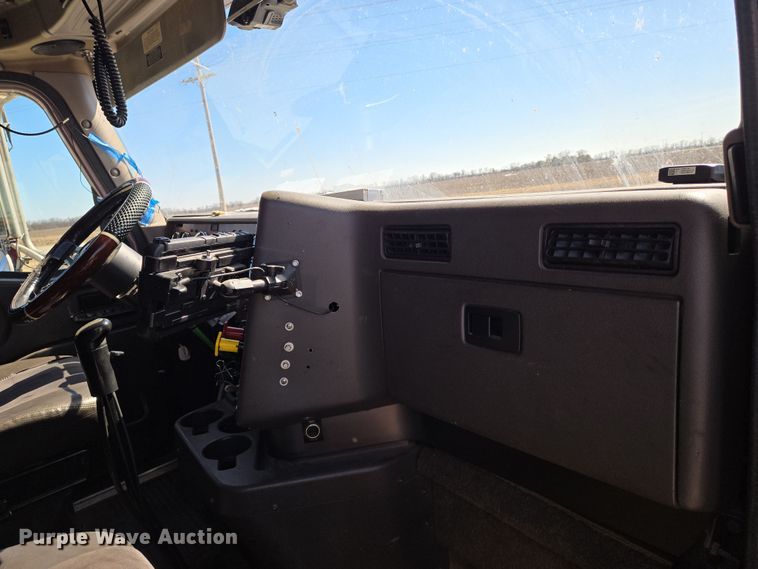 image for item EN8819 2000 International 9900i semi truck