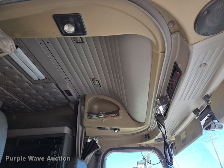 image for item EN8819 2000 International 9900i semi truck