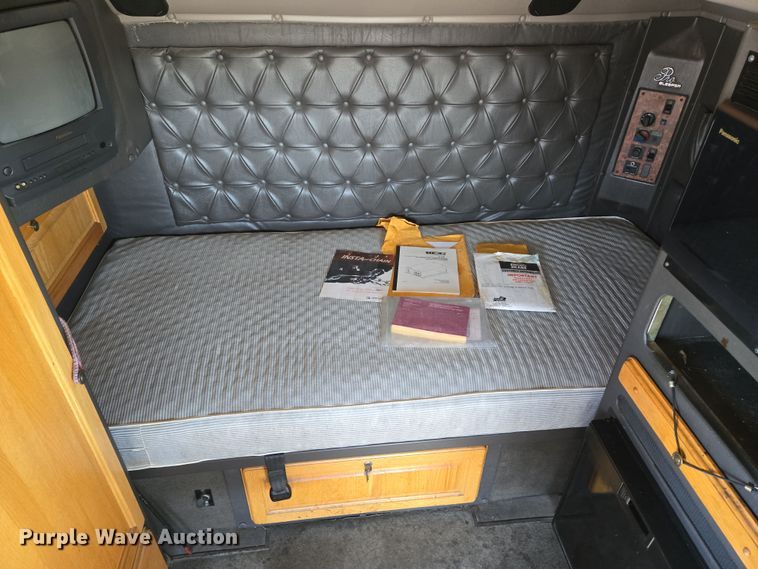 image for item EN8819 2000 International 9900i semi truck