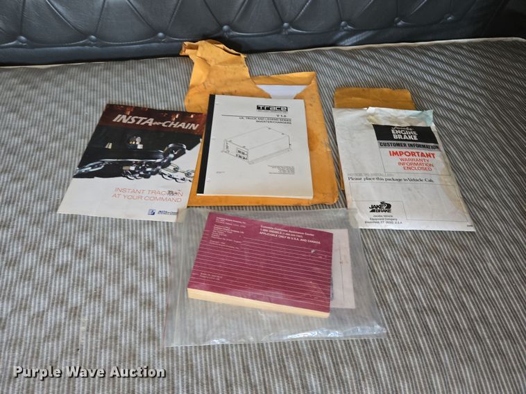 image for item EN8819 2000 International 9900i semi truck