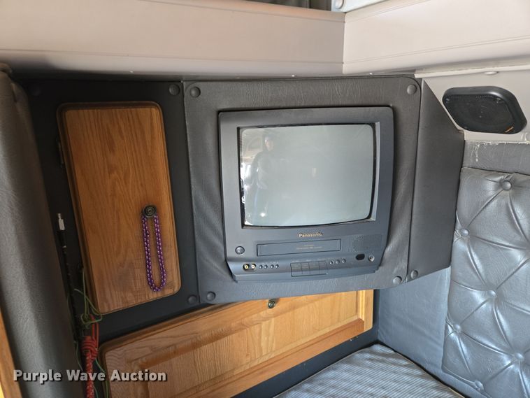 image for item EN8819 2000 International 9900i semi truck