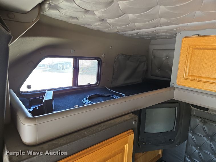 image for item EN8819 2000 International 9900i semi truck