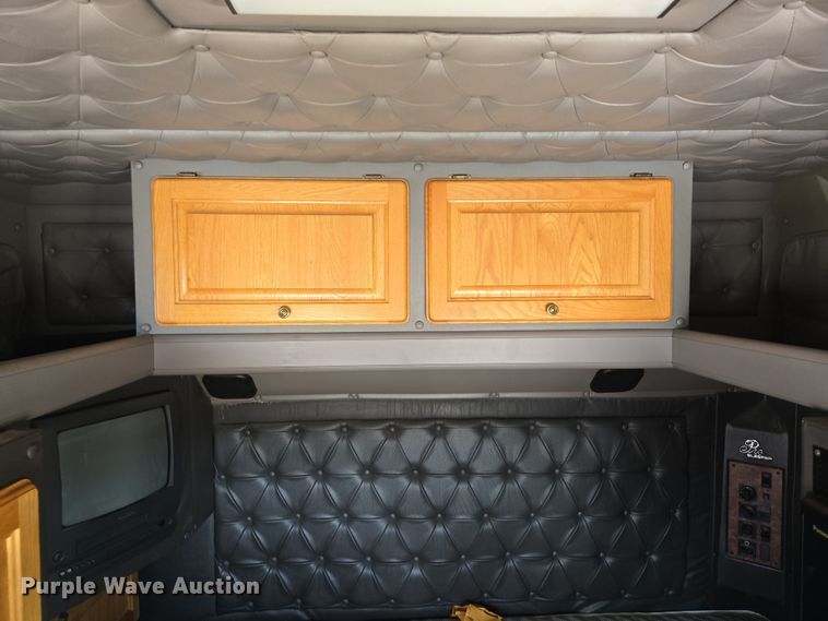 image for item EN8819 2000 International 9900i semi truck