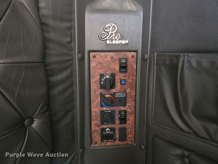 image for item EN8819 2000 International 9900i semi truck