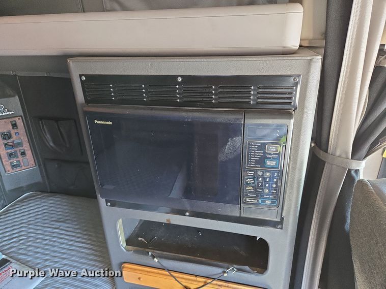 image for item EN8819 2000 International 9900i semi truck