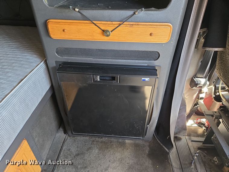 image for item EN8819 2000 International 9900i semi truck