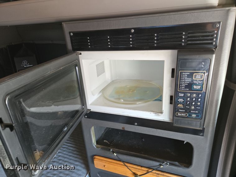 image for item EN8819 2000 International 9900i semi truck