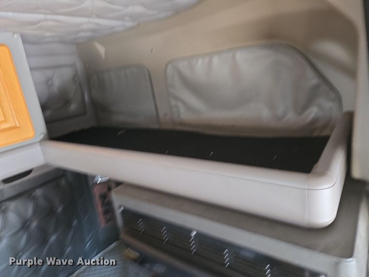 image for item EN8819 2000 International 9900i semi truck