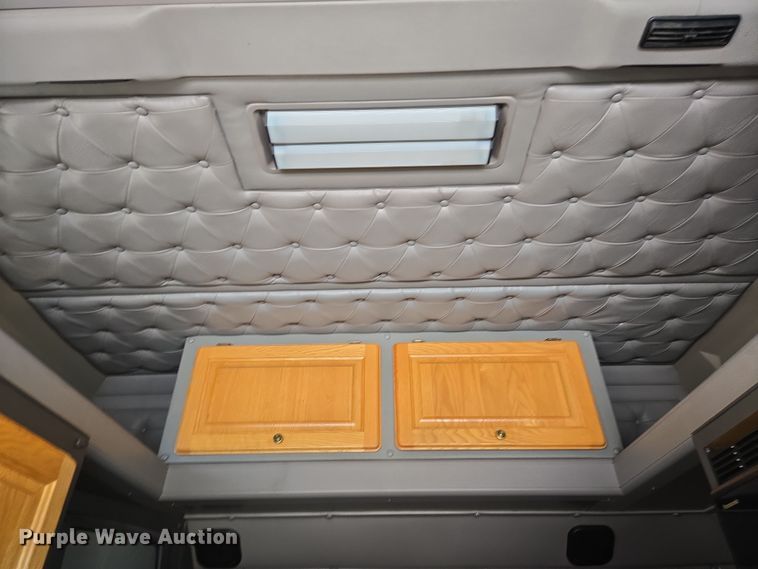 image for item EN8819 2000 International 9900i semi truck