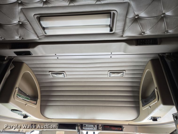 image for item EN8819 2000 International 9900i semi truck