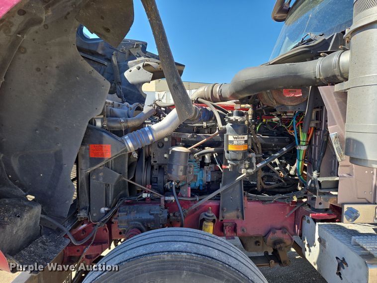 image for item EN8819 2000 International 9900i semi truck