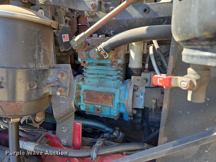 image for item EN8819 2000 International 9900i semi truck