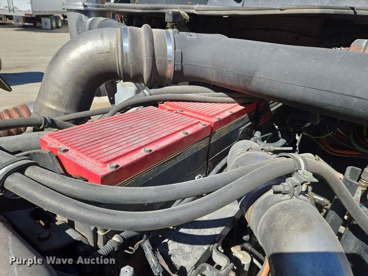 image for item EN8819 2000 International 9900i semi truck