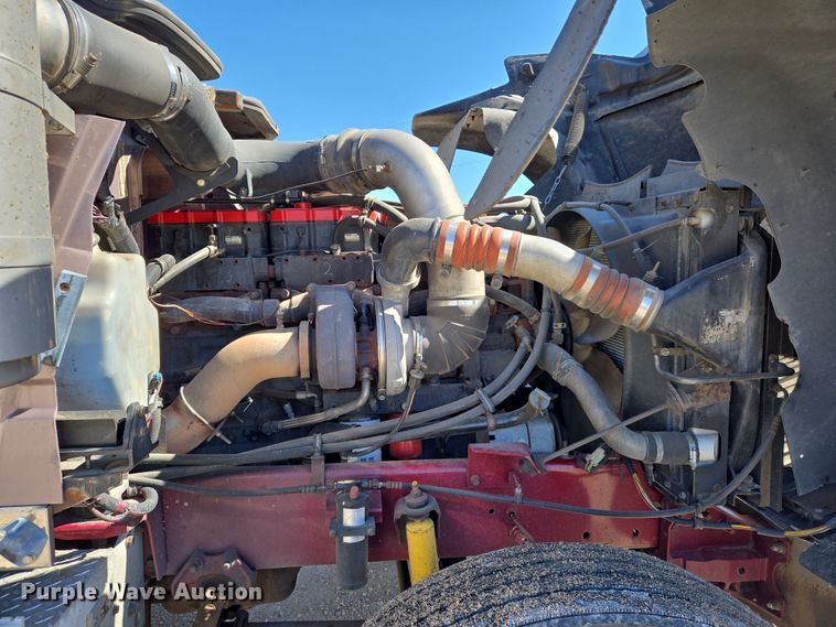 image for item EN8819 2000 International 9900i semi truck