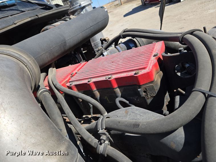 image for item EN8819 2000 International 9900i semi truck