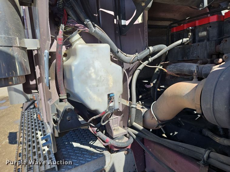 image for item EN8819 2000 International 9900i semi truck