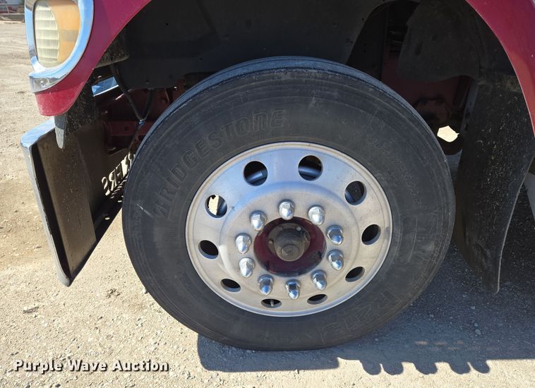 image for item EN8819 2000 International 9900i semi truck