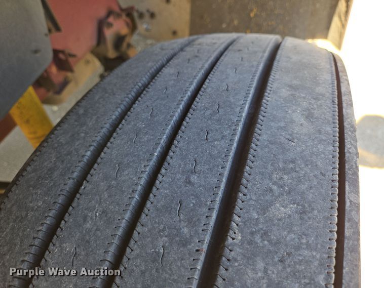 image for item EN8819 2000 International 9900i semi truck