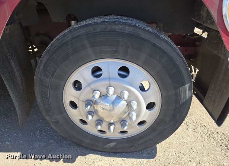 image for item EN8819 2000 International 9900i semi truck