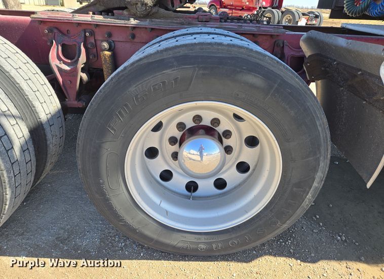 image for item EN8819 2000 International 9900i semi truck