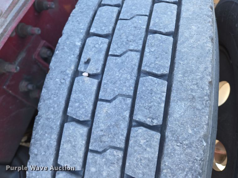 image for item EN8819 2000 International 9900i semi truck