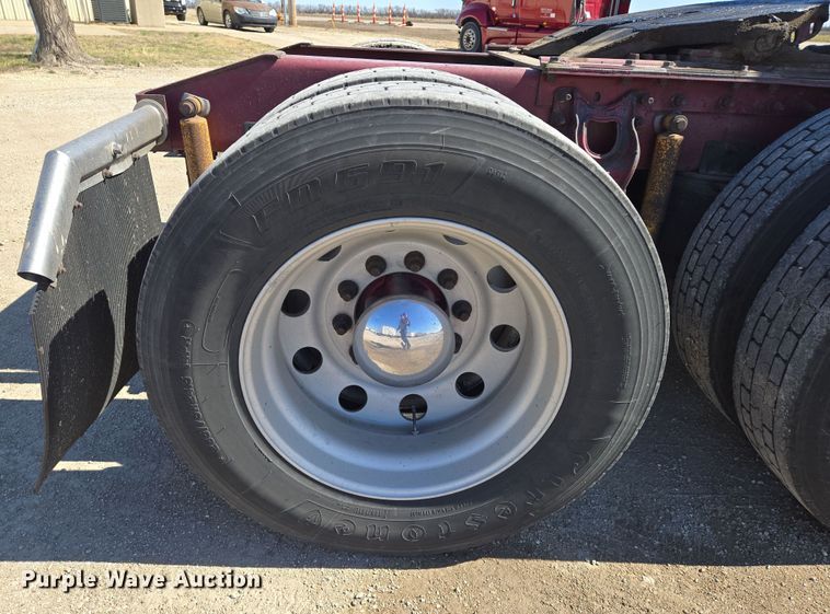 image for item EN8819 2000 International 9900i semi truck