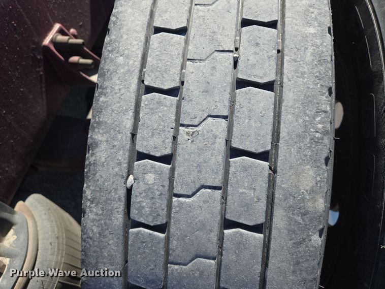 image for item EN8819 2000 International 9900i semi truck