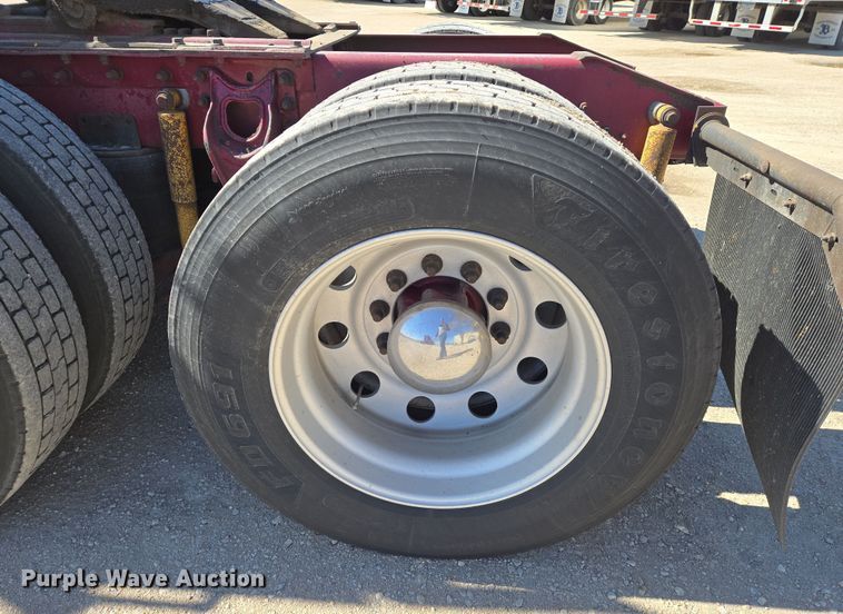 image for item EN8819 2000 International 9900i semi truck