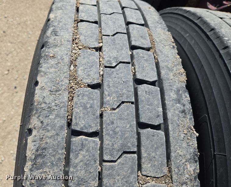 image for item EN8819 2000 International 9900i semi truck