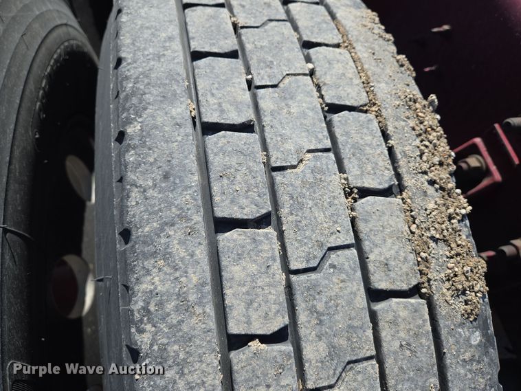 image for item EN8819 2000 International 9900i semi truck