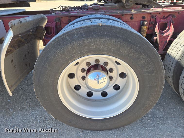 image for item EN8819 2000 International 9900i semi truck