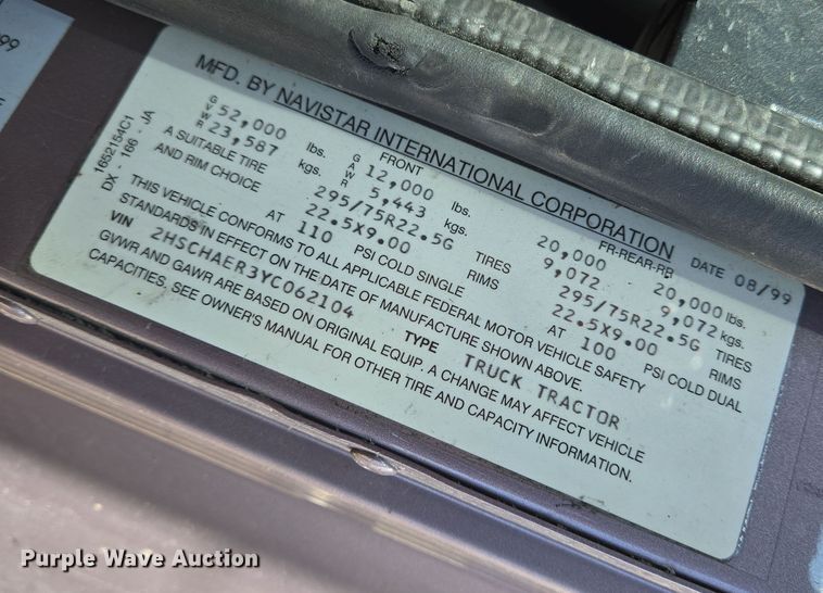 image for item EN8819 2000 International 9900i semi truck