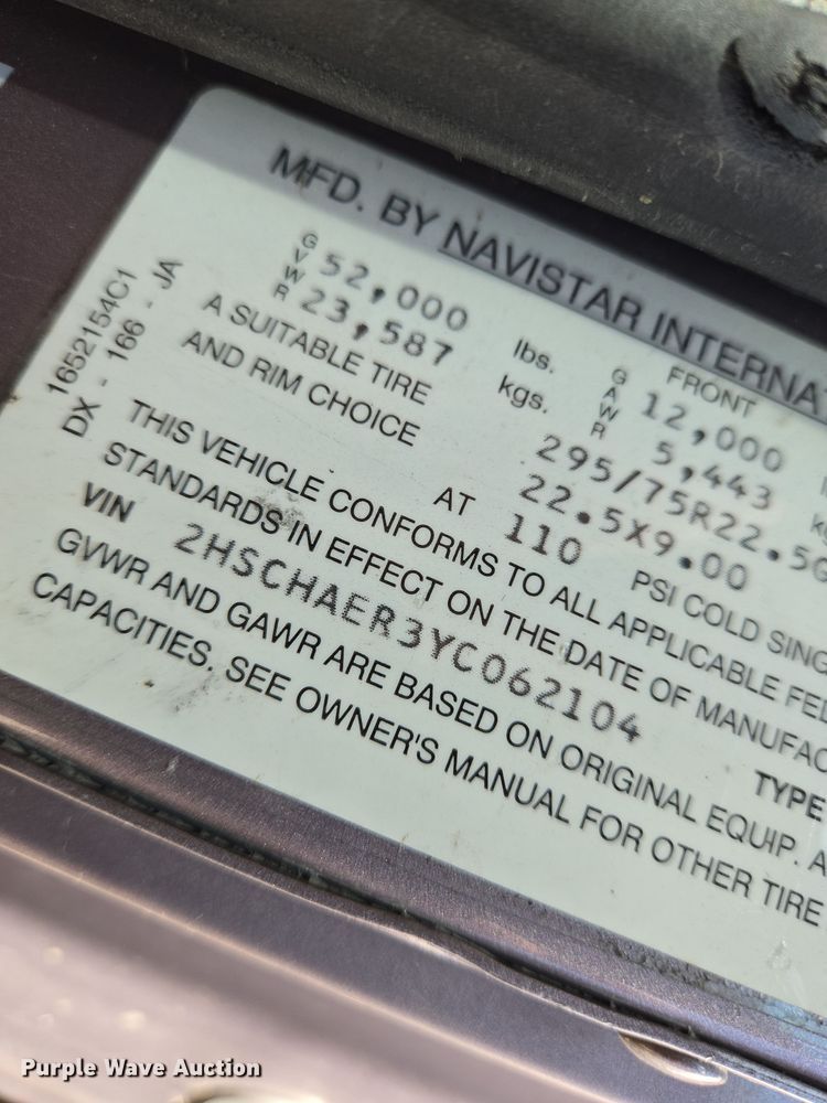 image for item EN8819 2000 International 9900i semi truck