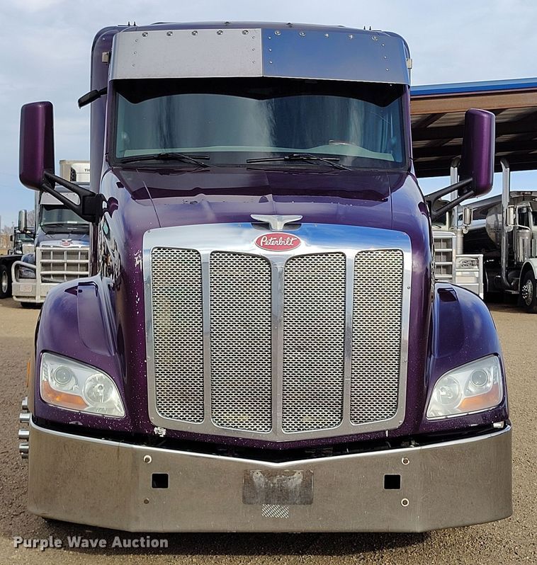 image for item EO9982 2014 Peterbilt 579 semi truck