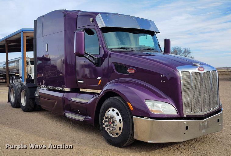 image for item EO9982 2014 Peterbilt 579 semi truck