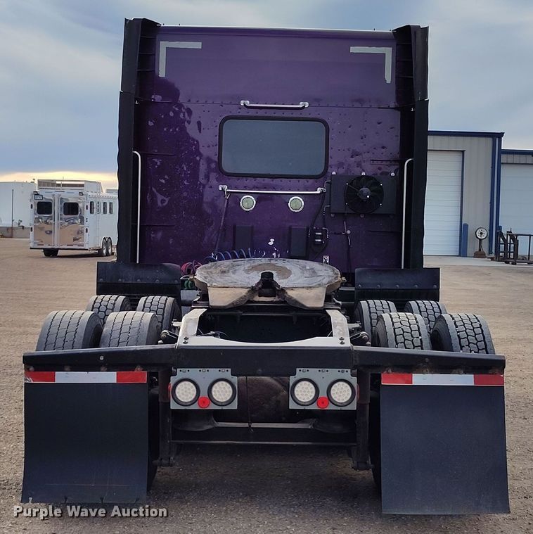 image for item EO9982 2014 Peterbilt 579 semi truck