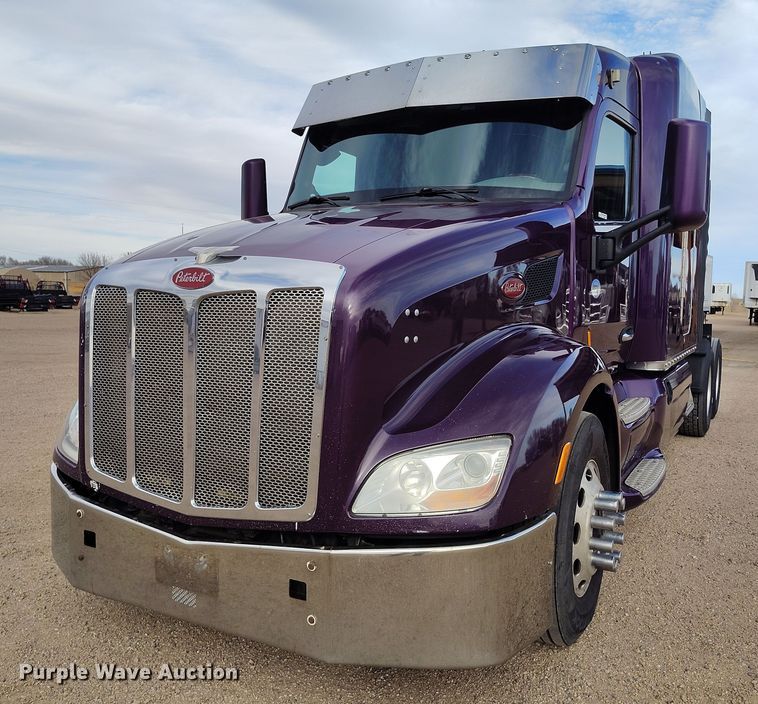 image for item EO9982 2014 Peterbilt 579 semi truck