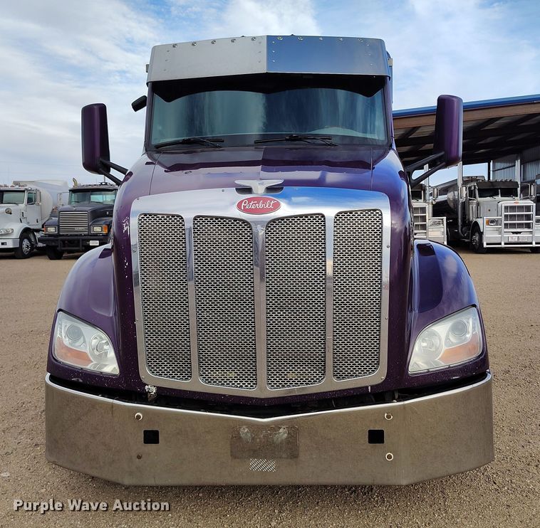 image for item EO9982 2014 Peterbilt 579 semi truck