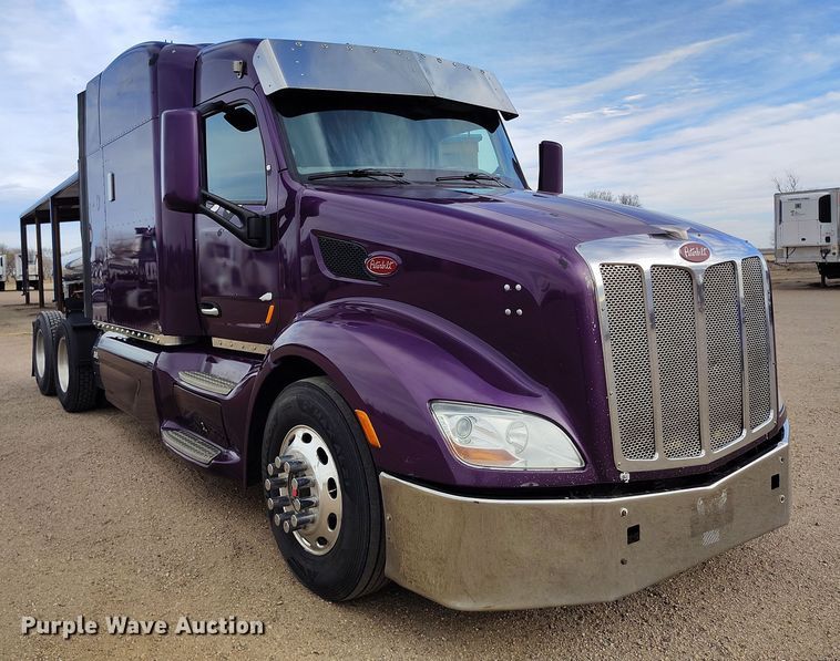 image for item EO9982 2014 Peterbilt 579 semi truck
