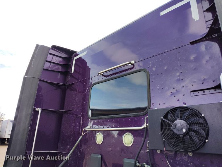 image for item EO9982 2014 Peterbilt 579 semi truck