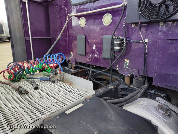 image for item EO9982 2014 Peterbilt 579 semi truck