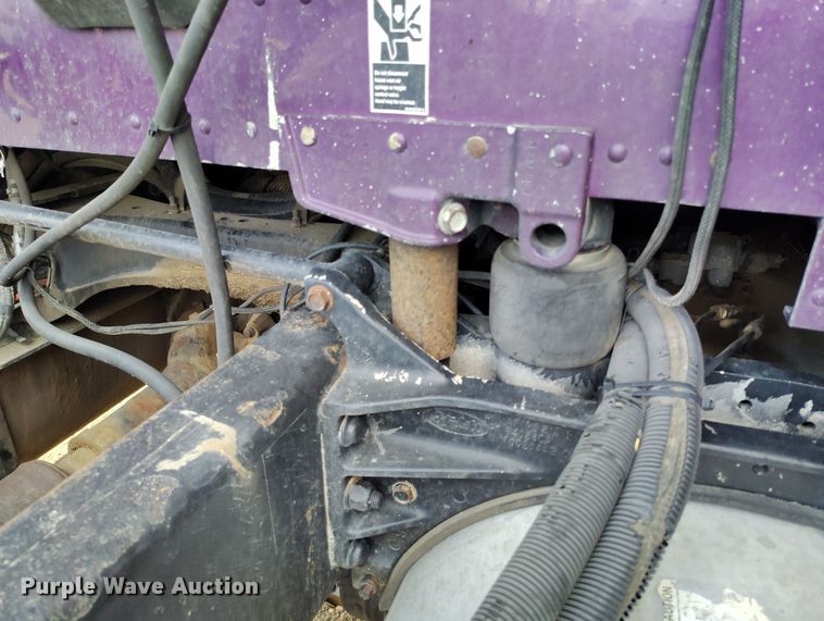 image for item EO9982 2014 Peterbilt 579 semi truck