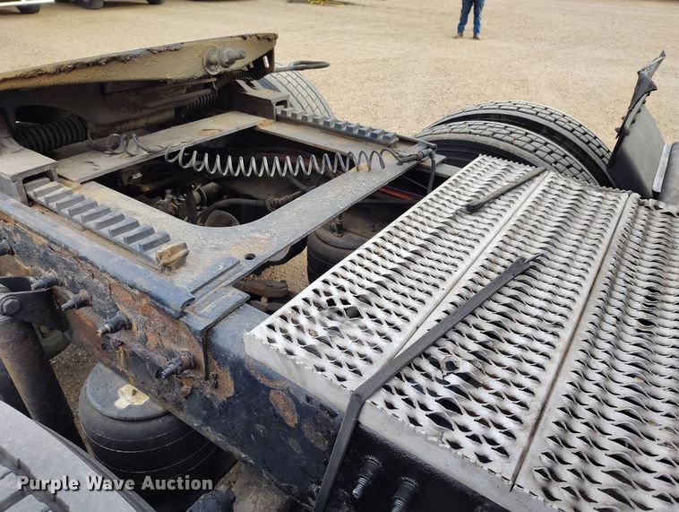 image for item EO9982 2014 Peterbilt 579 semi truck