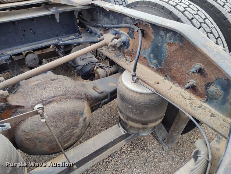 image for item EO9982 2014 Peterbilt 579 semi truck