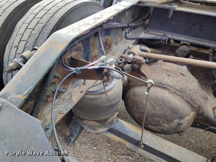 image for item EO9982 2014 Peterbilt 579 semi truck