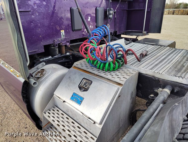 image for item EO9982 2014 Peterbilt 579 semi truck