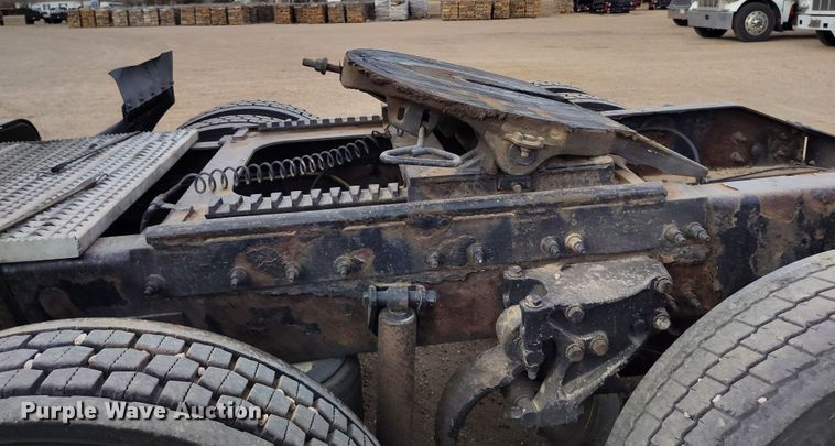 image for item EO9982 2014 Peterbilt 579 semi truck