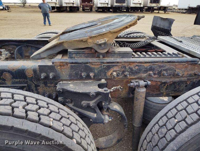 image for item EO9982 2014 Peterbilt 579 semi truck