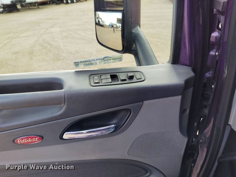 image for item EO9982 2014 Peterbilt 579 semi truck