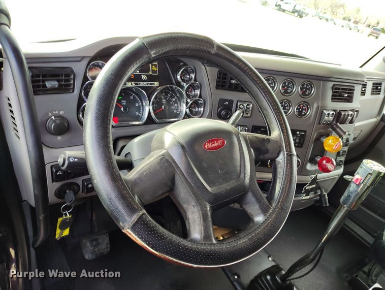 image for item EO9982 2014 Peterbilt 579 semi truck